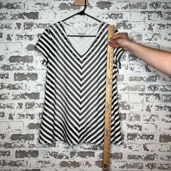 Miracle suit | women black and white knitted short sleeve top - Picture 6 of 8